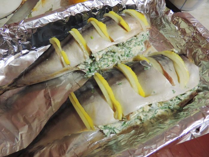 Скумбрия, запеченная с лимоном и сырной начинкой