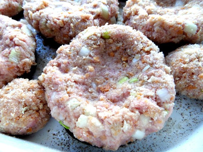 Котлетки на баклажане под сыром, с томатом