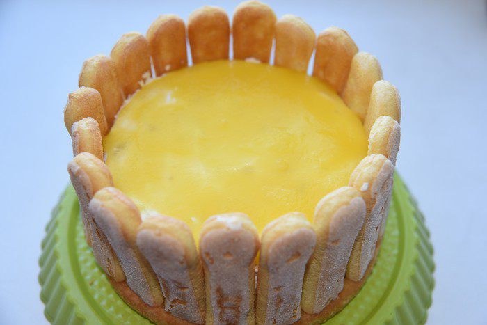 Шарлотта с манго