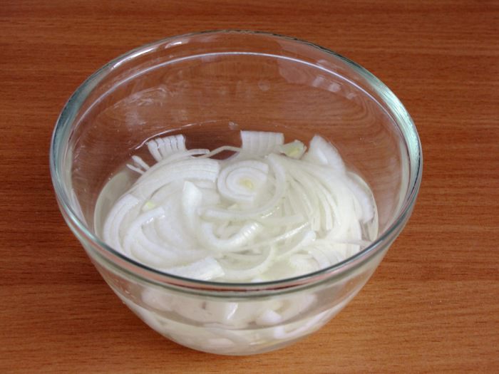 Картофельный салат с грибами и маринованным луком