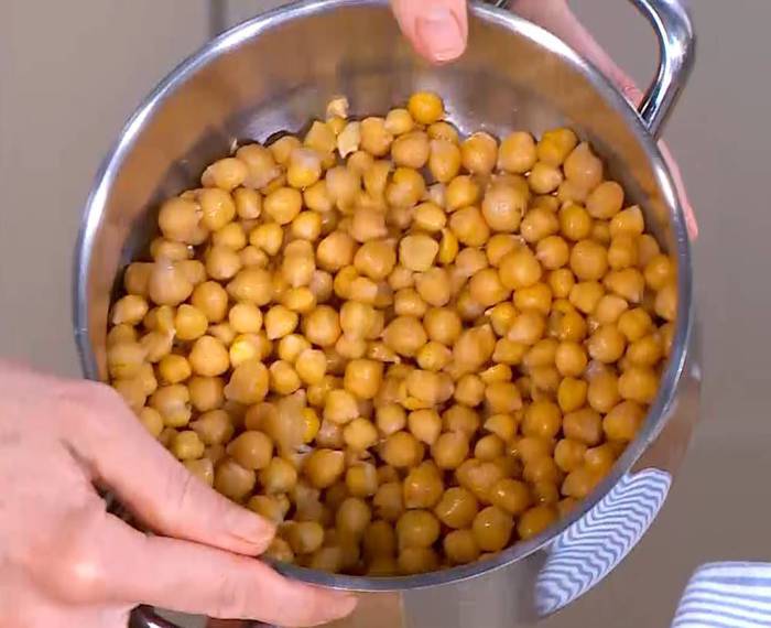 Салат из нута и пряной цветной капусты 