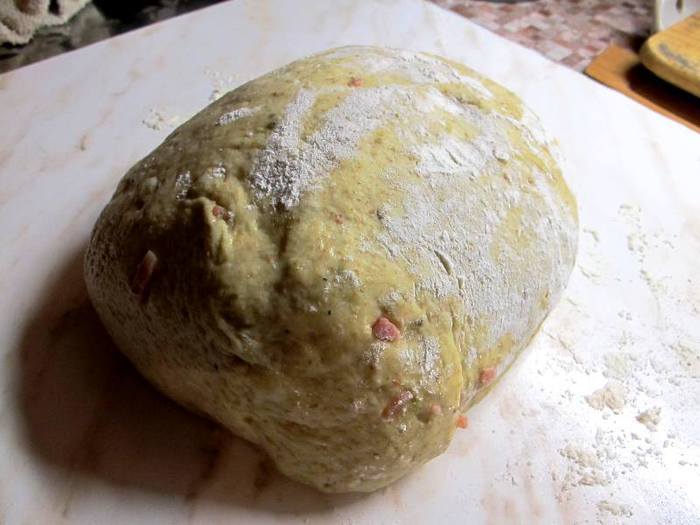 Хлеб гороховый с грудинкой и луком