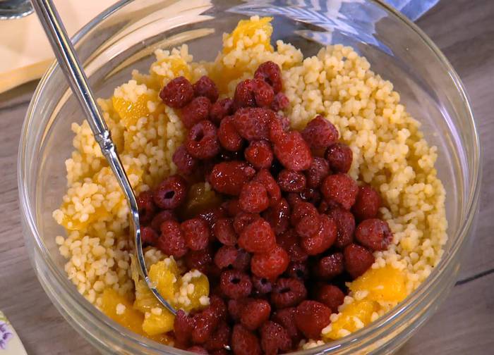 Цитрусовый кускус с малиной и фисташками 