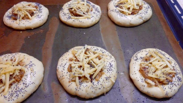 Ватрушки с луково-сырной начинкой