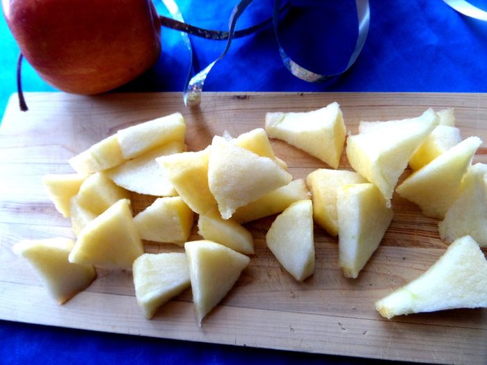 Фруктовый салат с овсяной крошкой и сгущенкой