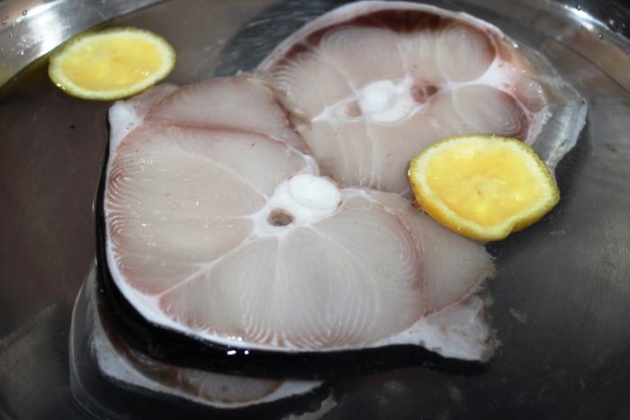 Акула под грилем с картофельно-сырным пюре и сладким луком