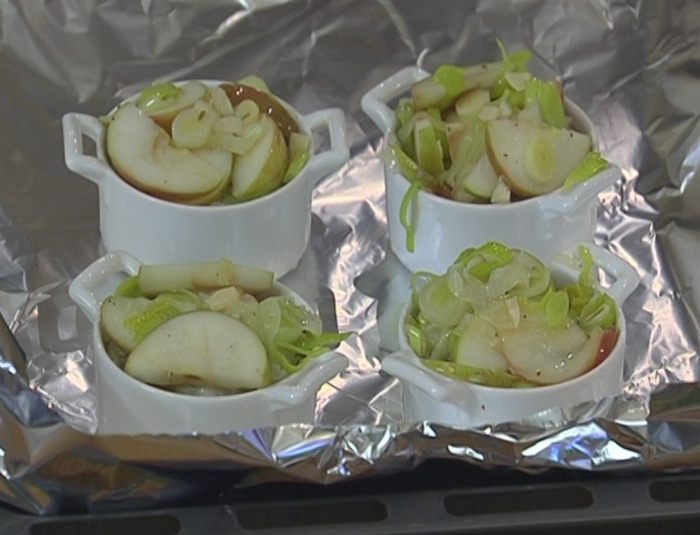 Купаты, запеченные с пореем и яблоками