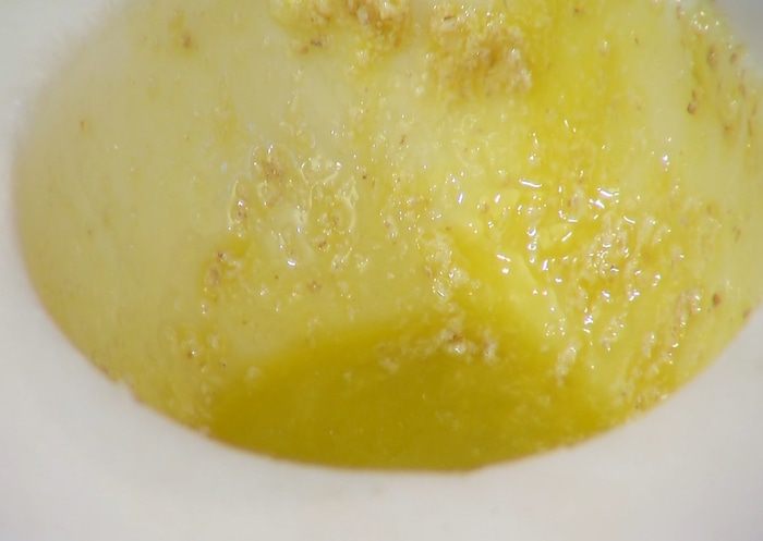 Весенний салат с молодой свеклой, орехами и малиной