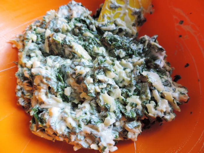 Куриные рулетики со шпинатом под сметанно-томатным соусом