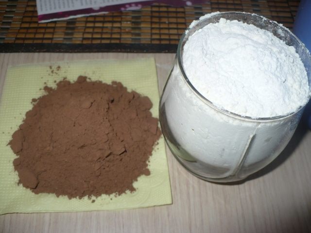 Шоколадный торт со взбитыми сливками