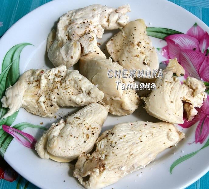 Салат с авокадо, курицей, сельдереем и грейпфрутом