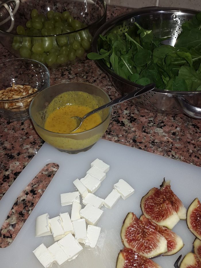 Салат с инжиром и кедровыми орешками
