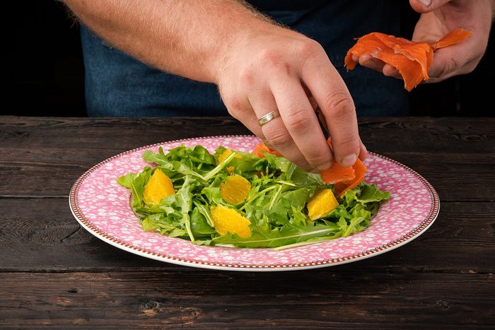 Салат с лососем и брынзой