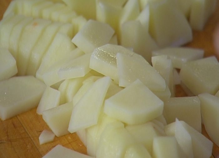 Уютный куриный суп с овощами и спагетти