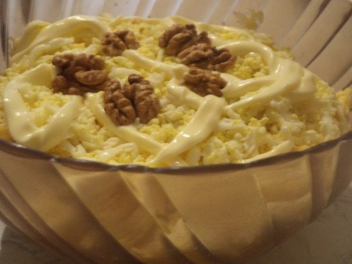 Салат &amp;quot;Чёрная жемчужина&amp;quot; с крабовыми палочками, сыром и яйцом