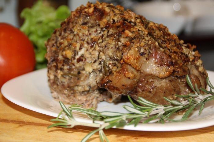 Жаркое из свинины в орехово-горчичной панировке