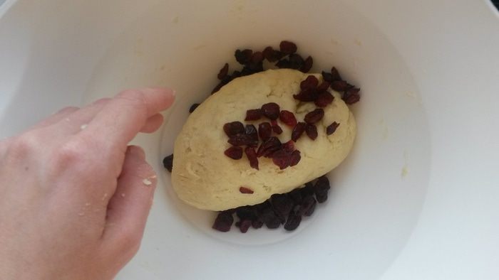 Утренние сконы с вяленой клюквой