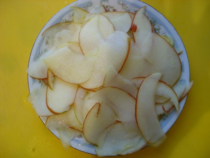 Салат из курицы с сухариками