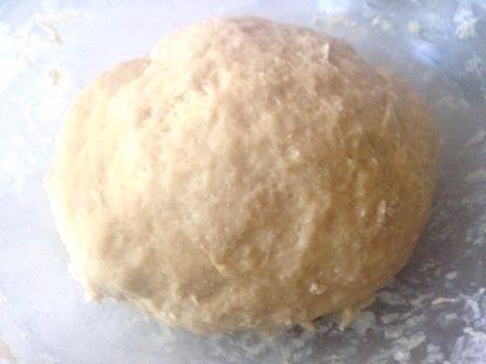 Коса с целой плиткой шоколада, халвой и бананом