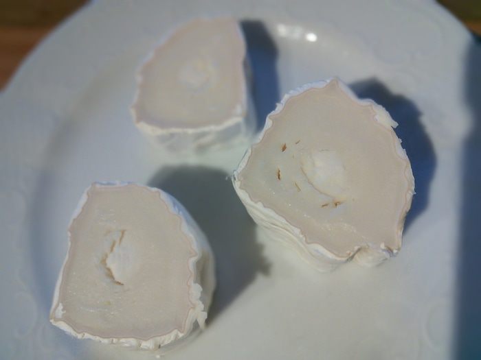 Козий сыр, запечённый под ореховой корочкой на сливовом карпаччо 