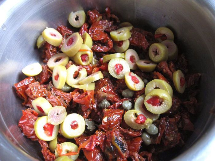 Кекс закусочный с вялеными помидорами, оливками и шпинатом