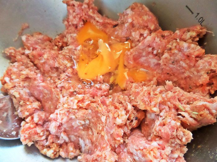 Котлеты с беконом, салатом и рисом