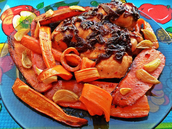 Курица под луковым конфитюром и морковкой
