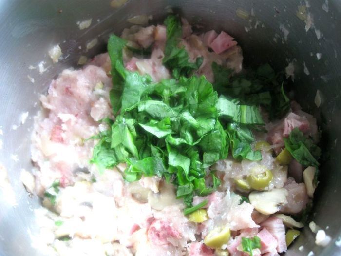 Террин  куриный с  грибами, оливками и зеленью