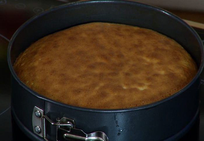 Пирог с белым шоколадом и малиной 