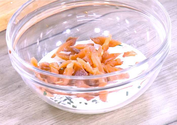 Яйца с семгой, запеченные в корзинках 