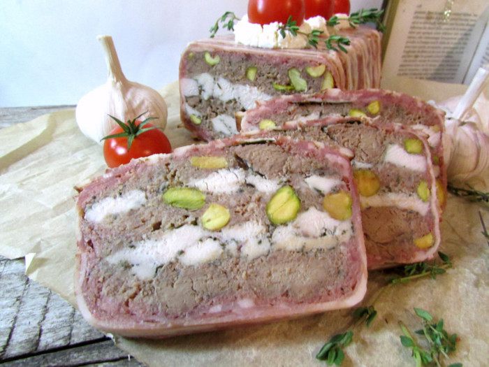 Террин из курицы с фисташками и печенью