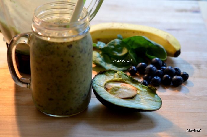 Смузи ягодный с авокадо