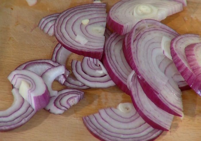 Открытый пирог с карамелизированным луком и анчоусами 