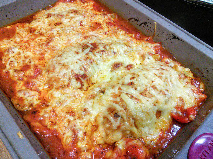 Куриное филе, запечённое в овощах под томатным соусом 