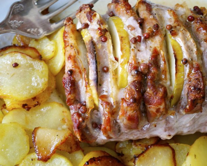 Свинина, запеченная с яблоками