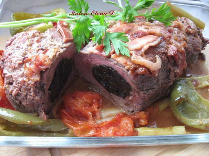 Запеченная говяжья вырезка с черносливом