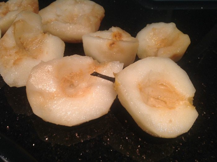 Шоколадный пирог с грушами и корицей