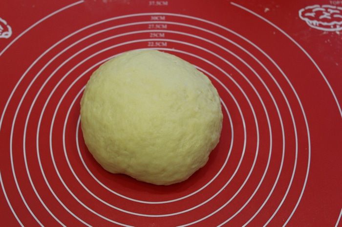 Сочный пирог с курицей, грибами и зеленым горошком