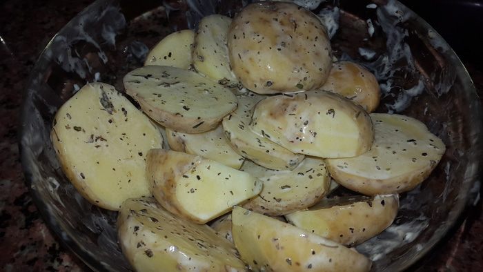 Куриные крылышки и молодой картофель, запеченные в духовке