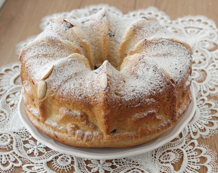 Гугельхопф с джемом, миндалем и клюквой