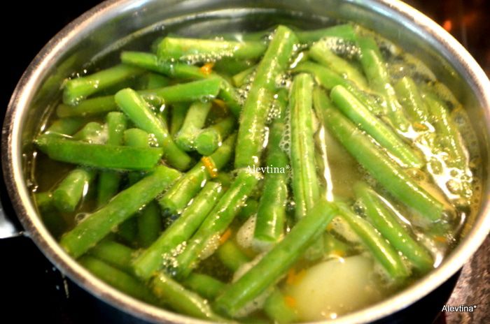 Картофельный салат с зеленой фасолью и томатами