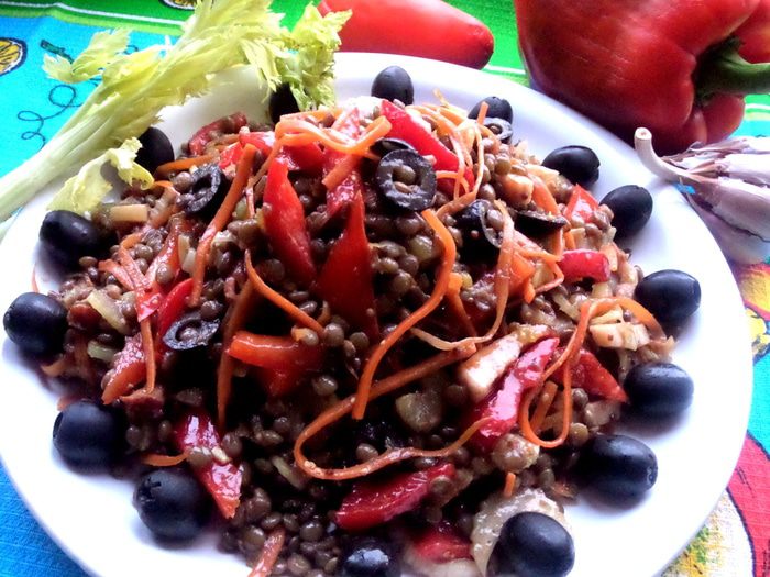 Чечевичный салат с овощами и маслинами