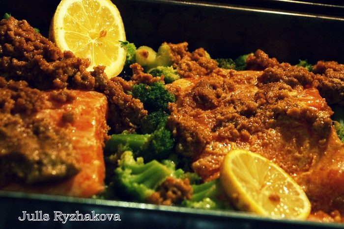 Форель в ореховом соусе с брокколи