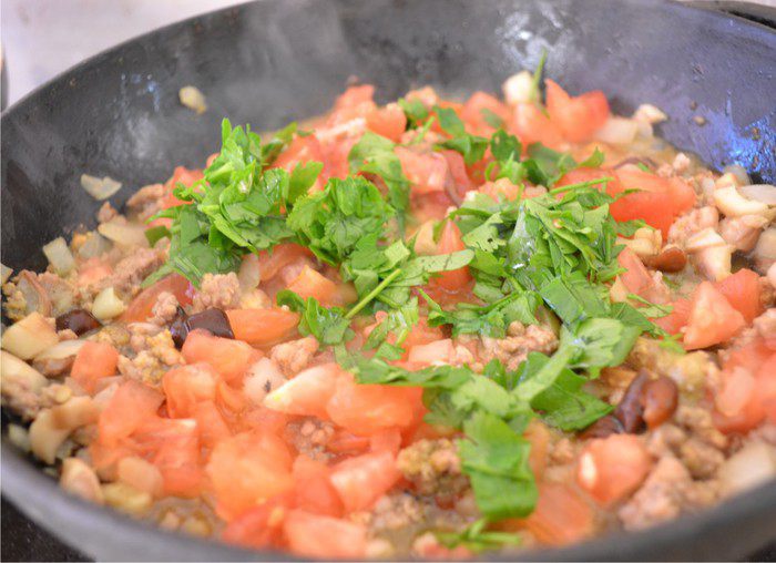 Баклажанные лодочки, начиненные мясом и белыми грибами, под сырной шубкой.
