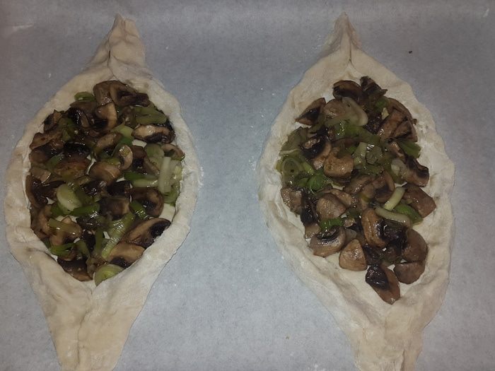 Лодочки из слоеного теста с грибами и сыром