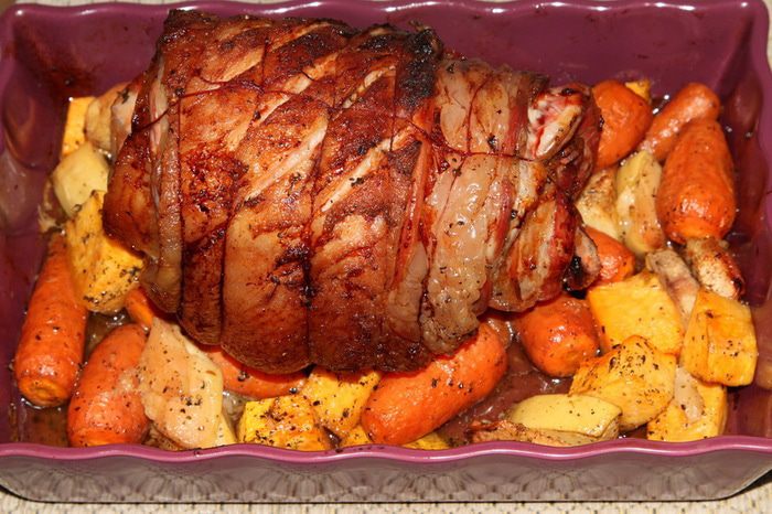 Подчеревина, запеченная с овощами и айвой