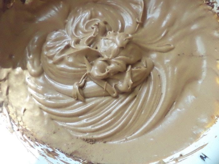 Пряный медовик с ореховой начинкой и масляным кремом