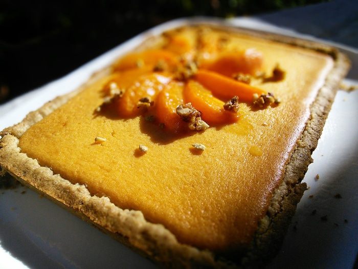 Ореховый тарт с персиковым курдом 
