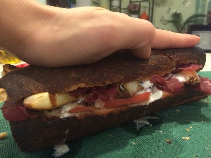 Хрустящий сэндвич с грушами-гриль и запеченными грибами