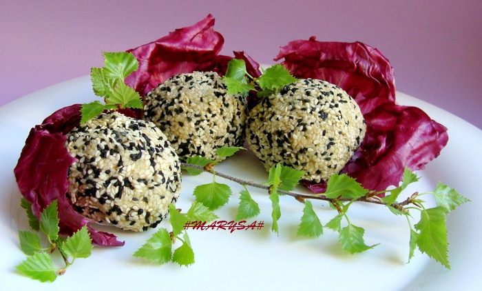 Шарики из куриного филе со шпинатом и кунжутом